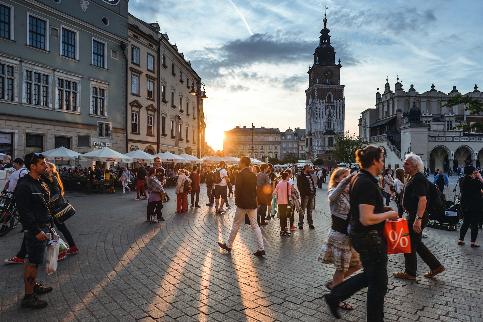 ludzie chodzący po rynku Krakowskim
